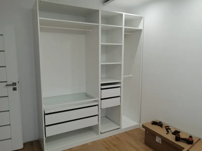 Opisz, co widać (Schrank PAX)